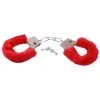 TOYZ4LOVERS Furry Handcuffs Red -Anal sexleketøy butikk p toyz4lovers furry handcuffs red